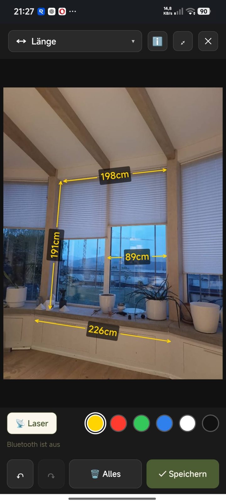Foto einer Baustelle mit eingezeichneten Maßen